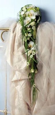 Lang, hvit med orkideklokker